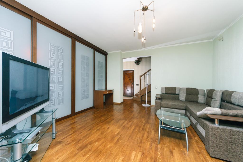Two-Storey Apartment Near Iec เคียฟ ภายนอก รูปภาพ